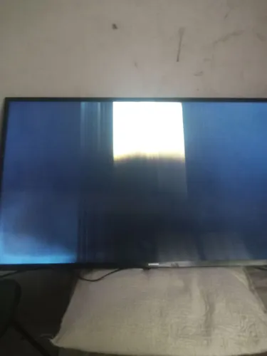TV quebrada para retirada de peças