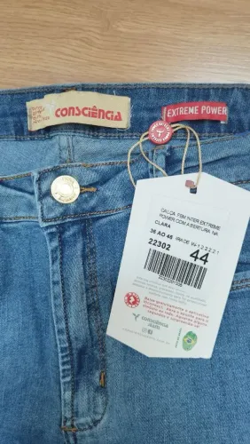 Calça slim. Tam. 44 serve 42 também. Com elastano. Com etiquetas.