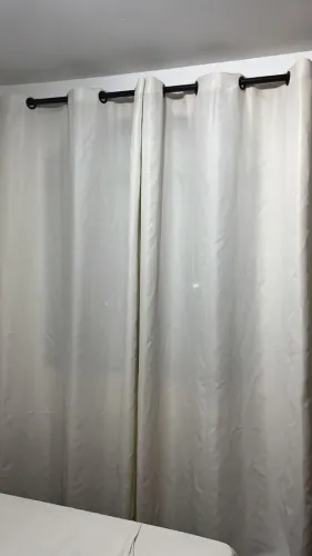 cortina tecido, cor linho, até o chão, acompanha varão marrom escuro 2,0m (plástico).