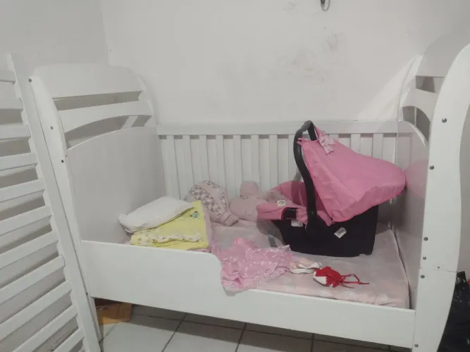 Berço, colchão e bebe conforto 