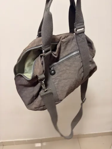 bolsa kipling cinza um pouco suja 
