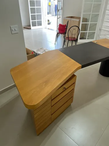 Mesa Executiva de Escritório em Madeira Maciça, Design Moderno com Gaveteiro e Chave