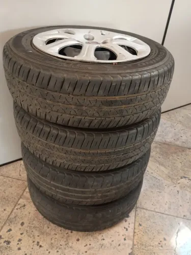 Rodas e pneus de Strada 