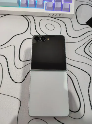 Celular Z Flip 7 12/512GB 9 meses de uso.