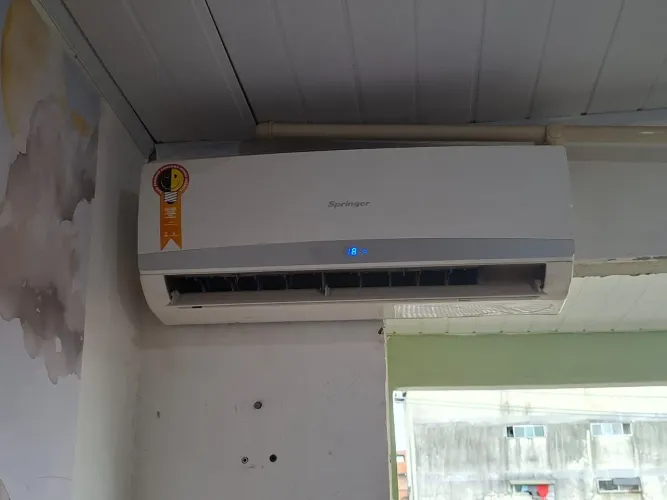 Ar condicionado com o gas recolhido