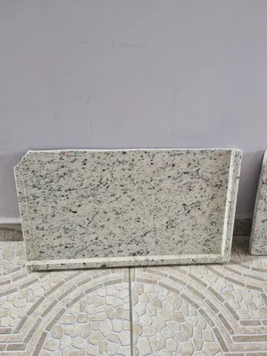 2 Pedras de Granito: 0,63 x 0,36 e 0,52 x 34,5