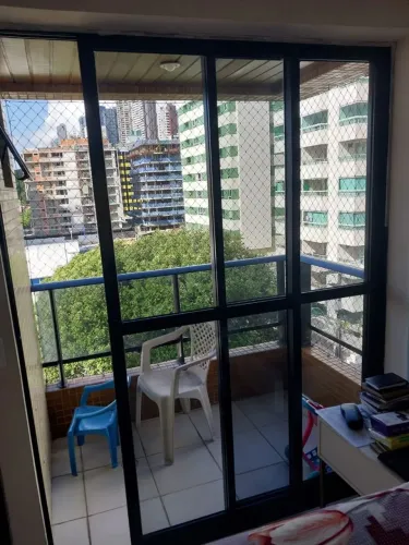 Porta corrediça em aluminio com vidro fumê.