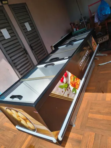 VENDO UMA ILHA PARA CONGELADOS,2 EXPOSITORES,E 1 CERVEJEIRO