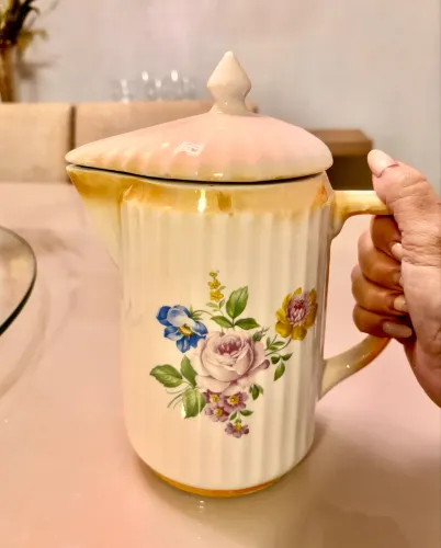 bule leiteira antiga de porcelana canelada
