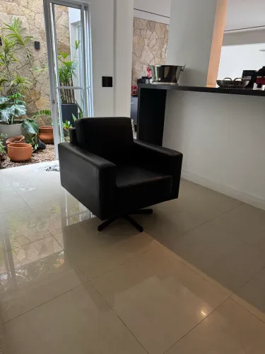 Sofá 2 lugares + Poltrona Giratória em Couro Tok&Stok