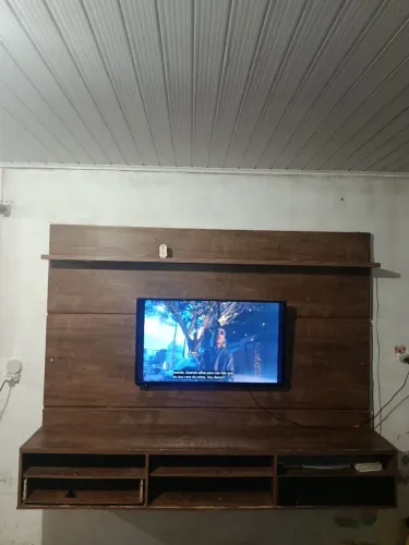 VENDO PAINEL PARA TV COM RACK SUSPENSO COR AMADEIRADA ?
