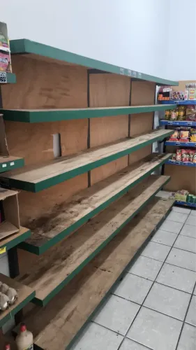 Vende-se prateleira conservada!