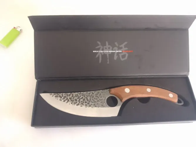 Vendo faca husky e tábuade corte medindo 1.00 x 50 cm forjada em aço ... 