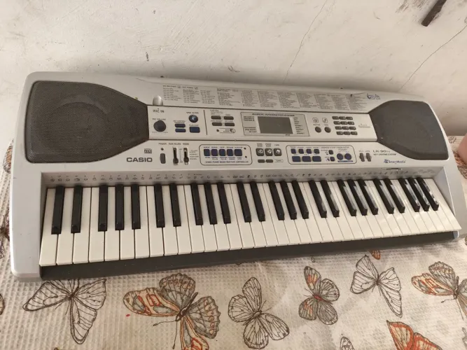 Teclado Musical Casio LK-90 (Com Defeito / Para Peças ou Conserto)