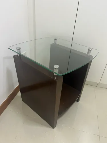 Mesa de cabeceira de madeira maciça