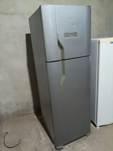 Vendo geladeira Electrolux 400 litros froz fry gelando bem