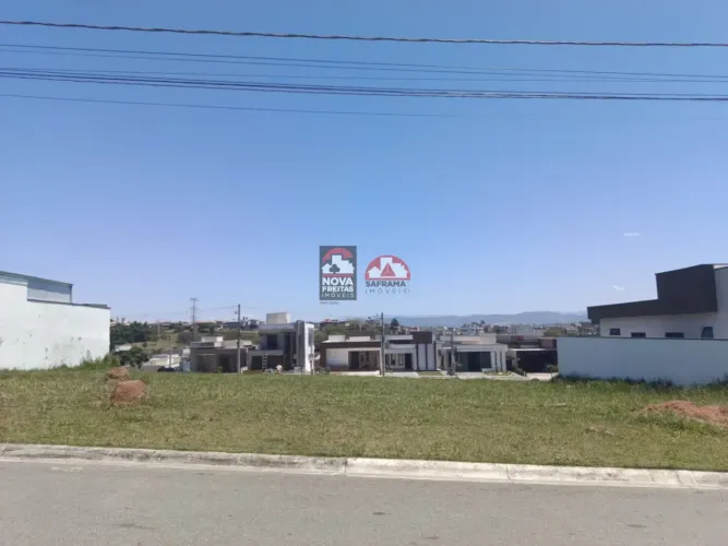 Terreno à Venda no Condomínio Malibu em Caçapava