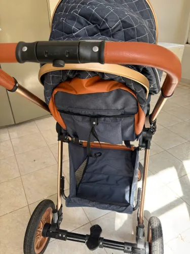 Carrinho de bebê e bebê conforto