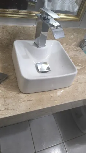 Pia de sobrepor de banheiro 30 x 30 nova. Não acompanha os acessórios
