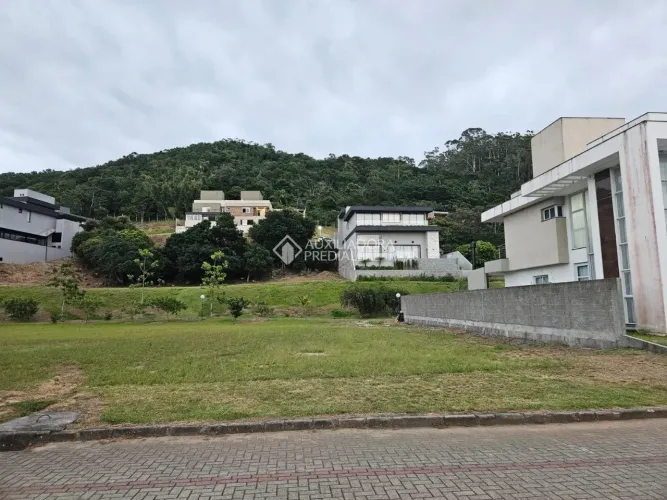 Terreno à venda em Ingleses do Rio Vermelho com área de 466 m² disponível.