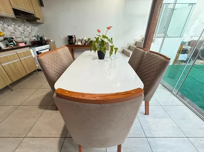 Mesa de Jantar com 6 Cadeiras R$ 2.000,00