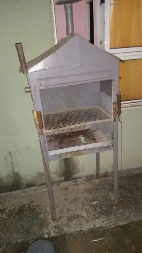 Vendo uma Churrasqueira por 130