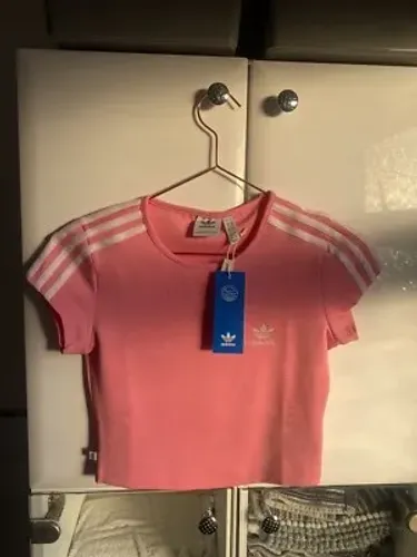 Camiseta Cropped adidas Originals Adicolor Classics Stripes Rosa. 