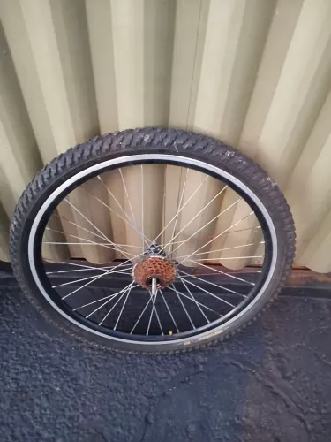 Roda aro 26 pneu bom .