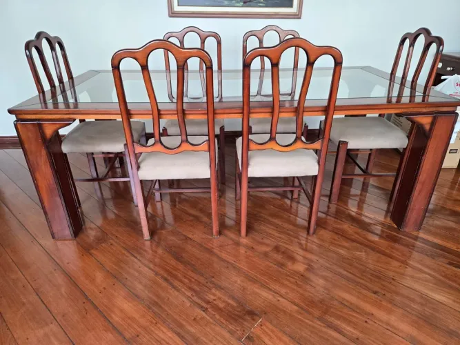 Conjunto mesa com cadeiras em mogno resinado