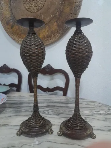 Par de castiçais vintage em ferro maciço e vime