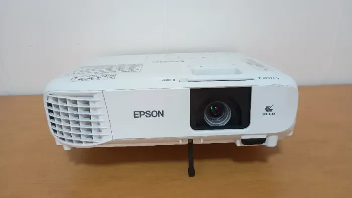 Projetor EPSON E20 em perfeito estado, todas entradas funcionando, imagem nitida.