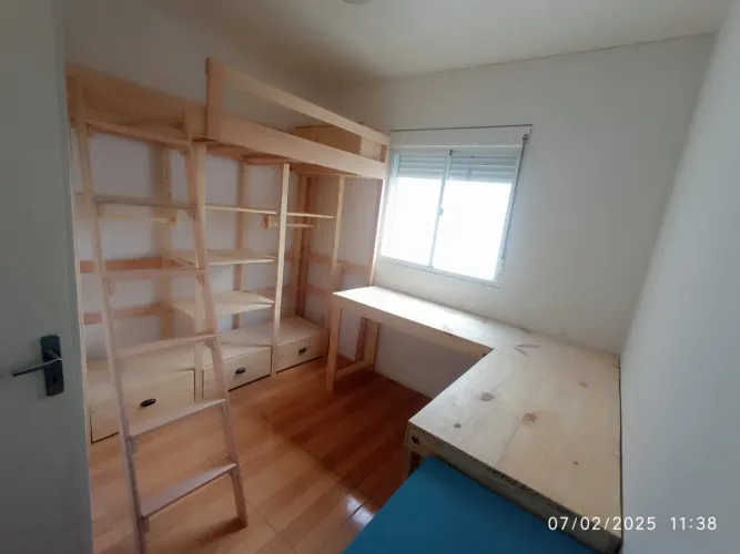 Vendo cama suspensa de solteiro com roupeiro