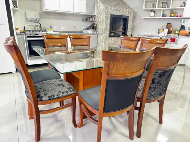 Mesa de jantar quadrada com 8 cadeiras
