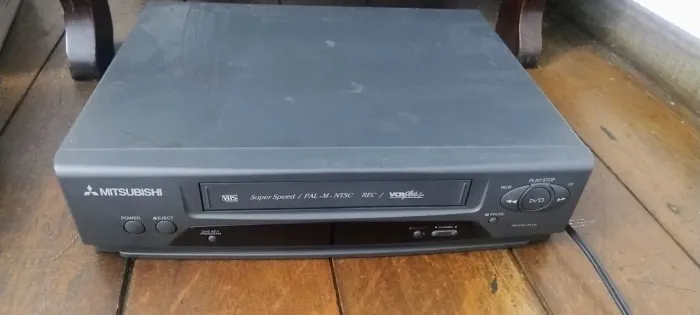 Vídeo VHS Mitsubishi funcionando 