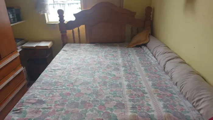 Armario e cama de madeira maciça