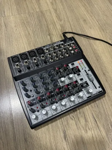 Mesa de Som Behringer Xenyx 1202 - Usado