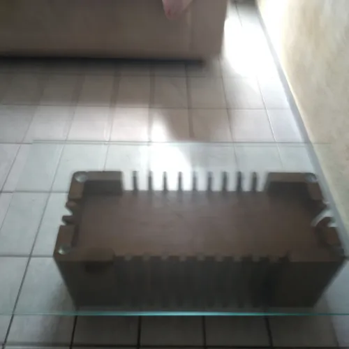 Vendo centro de vidro com base de madeira para ser usado em sala de estar