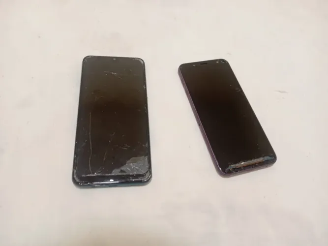 Dois celulares com defeito