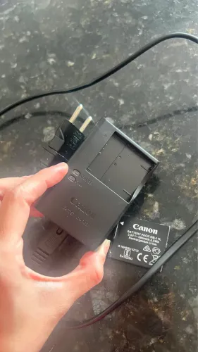 Carregador de bateria cânon e uma bateria e outro e carregador da Sony