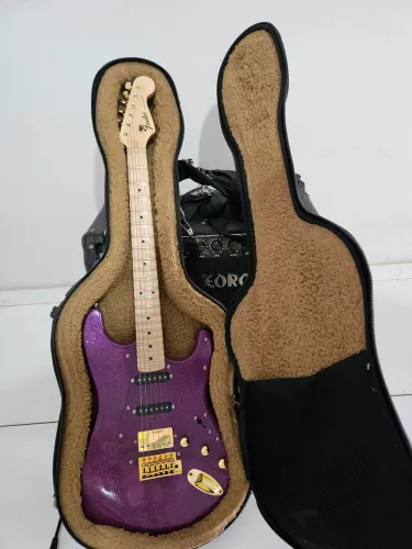 GUITARRA FENDER LUTHIER ESCALOPADA + CUBO + CASE + PEDALEIRAS