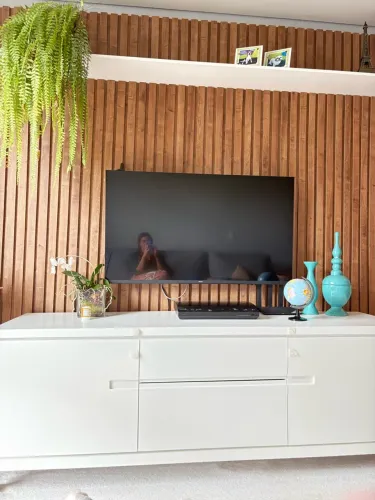 Painel TV de madeira ripado
