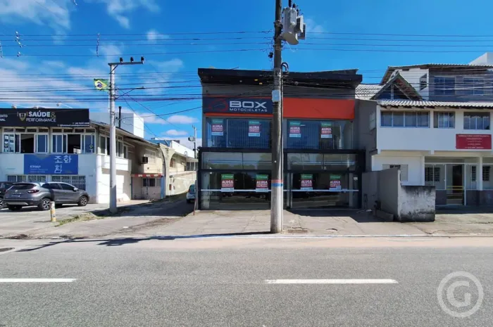 Loja de dois pavimentos em frente ao Parque de Coqueiros