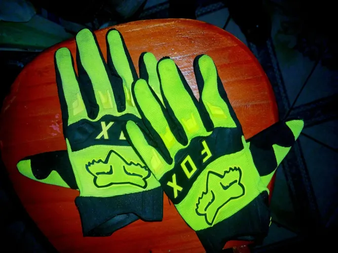 Luva de goleiro baratinha pra vender logo!!!!!