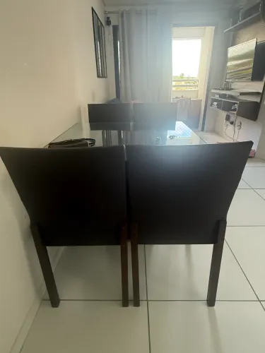Mesa com 04 cadeiras