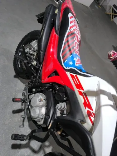 Vende-se está, de garagem.