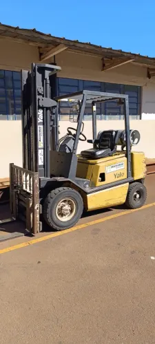 Empilhadeira YALE - GLP 2.5 TON com Torre Simples de 4,9 metros (Problemas de Motor)