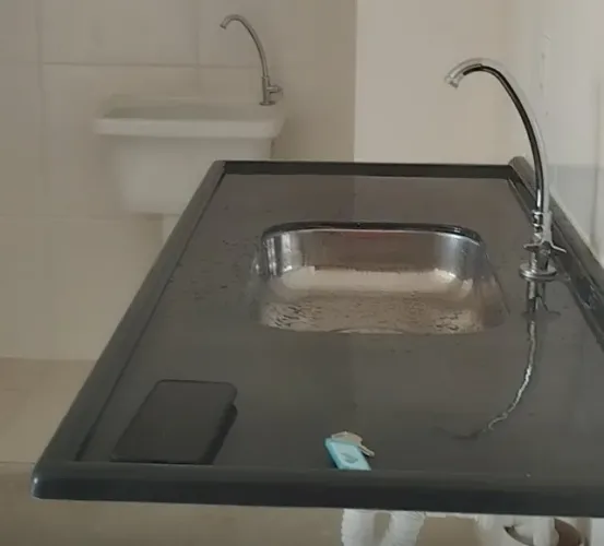 Bancada de cozinha com cuba inox e marmore sintético, acompanha ralo e torneira