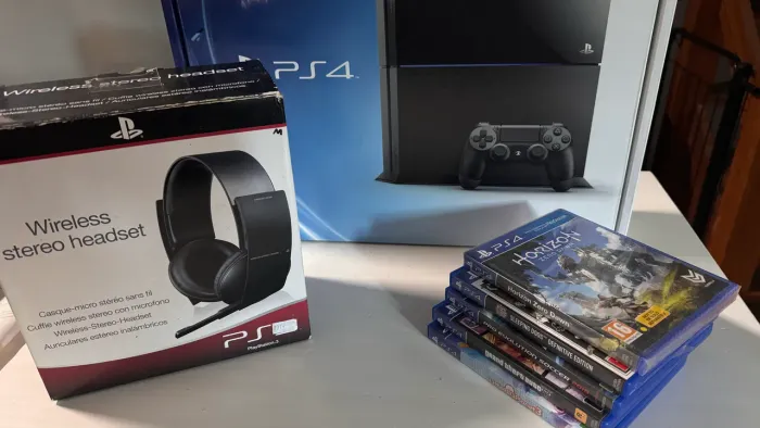 PS4 Fat Americano 500GB (Desbloqueio) + 2 controles + Jogos + Headset Pulse
