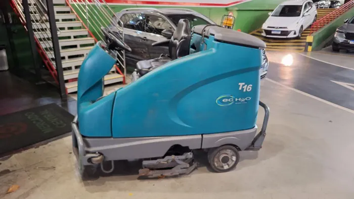 Máquina de lavar piso Tennant T16