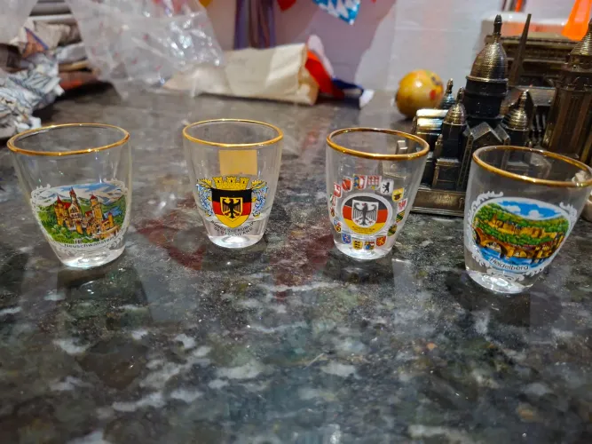 Bibelôs diversos importados.